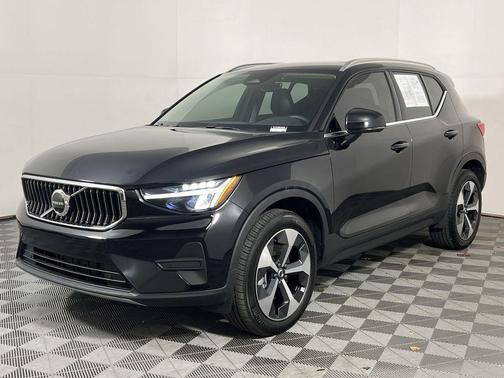 2025 Volvo XC40 B5 Core Bright Theme