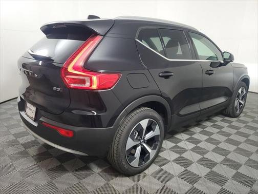 2025 Volvo XC40 B5 Core Bright Theme