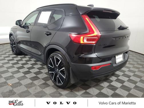 2026 Volvo XC40 Black Edition Ultra, B5 AWD Gas (mild hybrid)