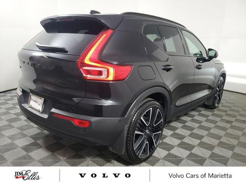2026 Volvo XC40 Black Edition Ultra, B5 AWD Gas (mild hybrid)