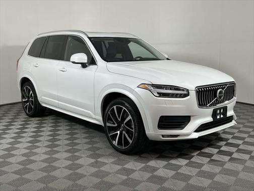 2022 Volvo XC90 T6 Momentum