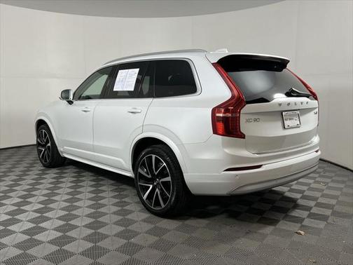 2022 Volvo XC90 T6 Momentum