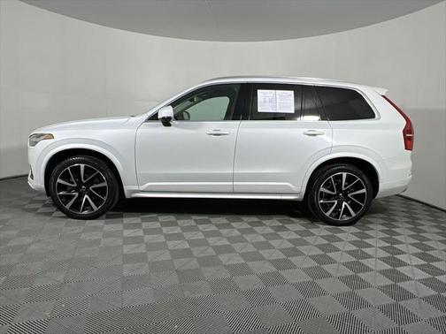 2022 Volvo XC90 T6 Momentum