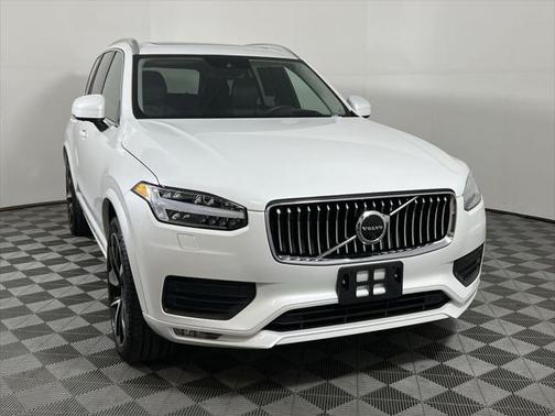 2022 Volvo XC90 T6 Momentum