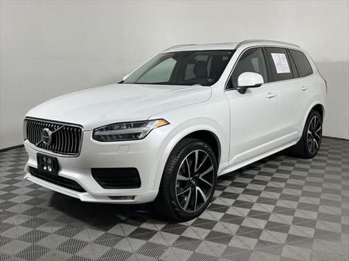 2022 Volvo XC90 T6 Momentum