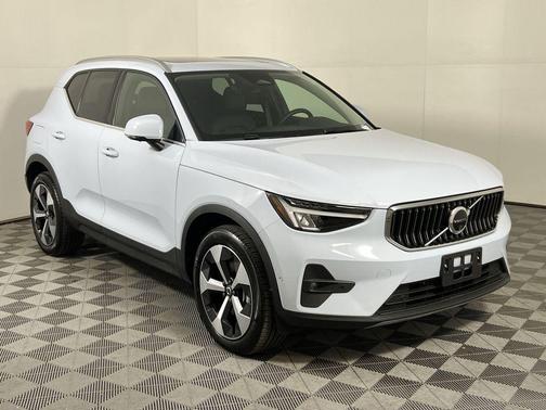 2025 Volvo XC40 B5 Plus Bright Theme
