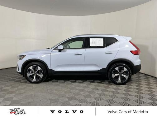 2025 Volvo XC40 B5 Plus Bright Theme