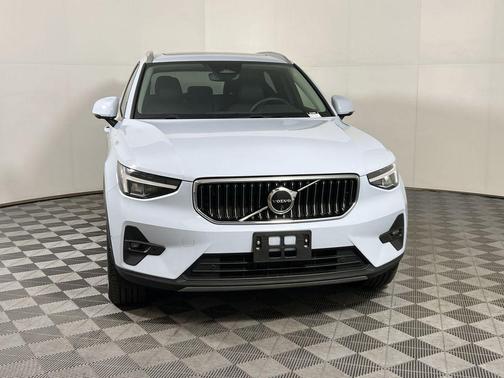 2025 Volvo XC40 B5 Plus Bright Theme