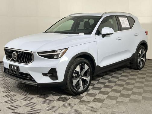 2025 Volvo XC40 B5 Plus Bright Theme
