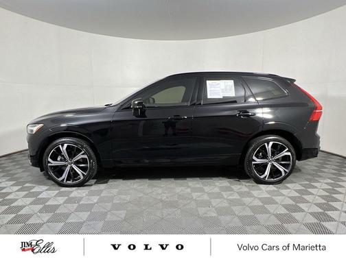 2023 Volvo XC60 B5 Ultimate Dark Theme