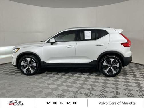 2025 Volvo XC40 B5 Plus Bright Theme