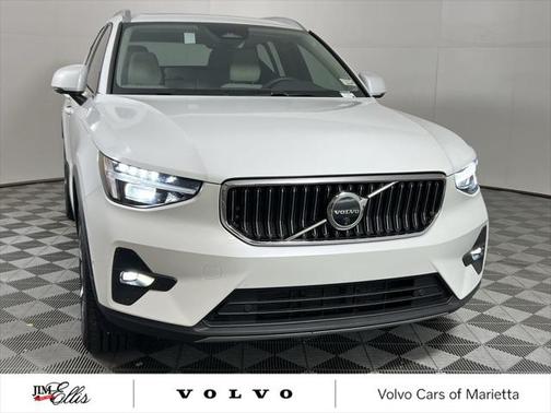 2025 Volvo XC40 B5 Plus Bright Theme