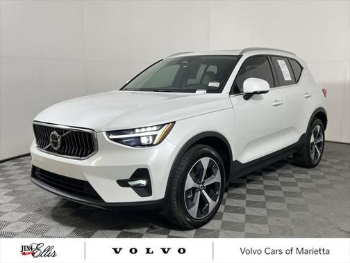 2025 Volvo XC40 B5 Plus Bright Theme
