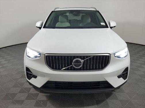 2025 Volvo XC40 Plus Bright Theme