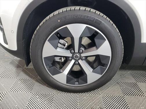 2025 Volvo XC40 Plus Bright Theme