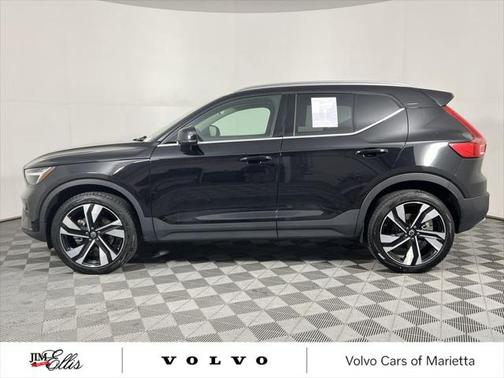 2025 Volvo XC40 B5 Plus Bright Theme