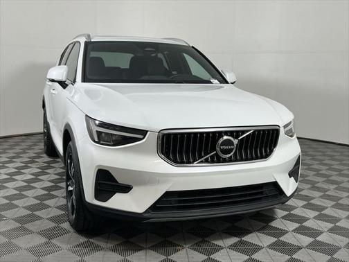 2025 Volvo XC40 B5 Core Bright Theme