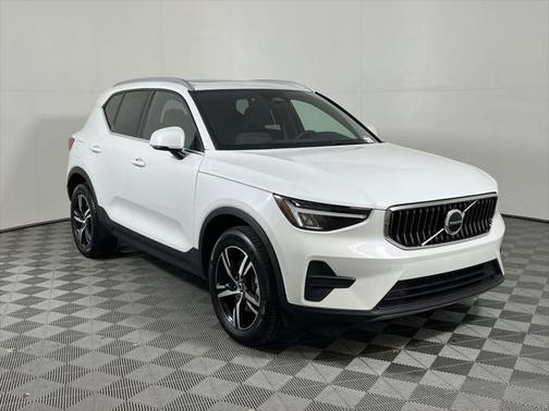 2025 Volvo XC40 B5 Core Bright Theme