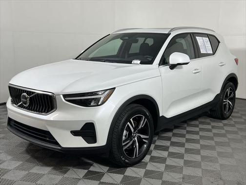 2025 Volvo XC40 B5 Core Bright Theme