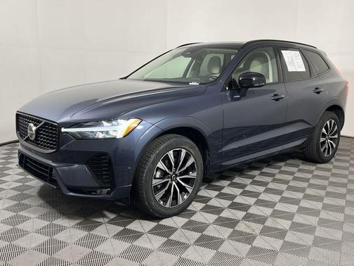 2023 Volvo XC60 B5 Plus Dark Theme