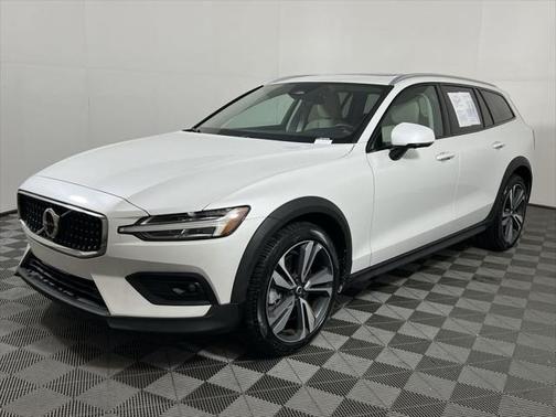 2024 Volvo V60 Cross Country B5 Plus