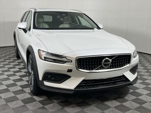 2024 Volvo V60 Cross Country B5 Plus