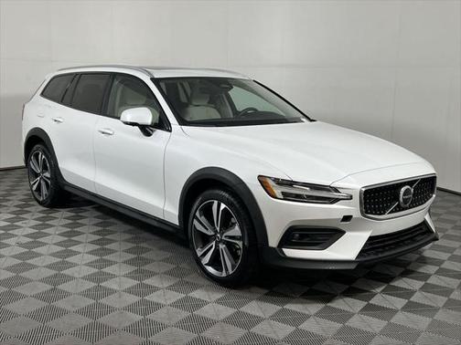 2024 Volvo V60 Cross Country B5 Plus