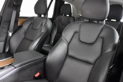 2021 Volvo XC90 T6 Momentum