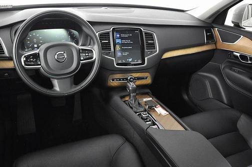 2021 Volvo XC90 T6 Momentum