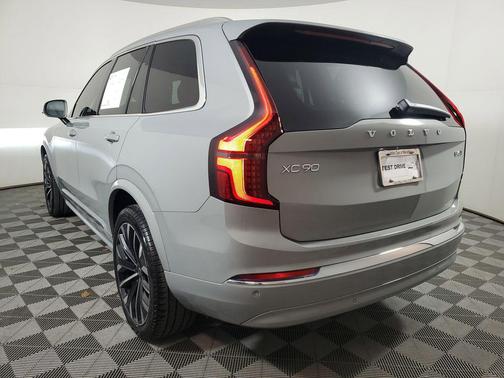 2025 Volvo XC90 B6 Core