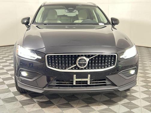 2024 Volvo V60 Cross Country B5 Plus