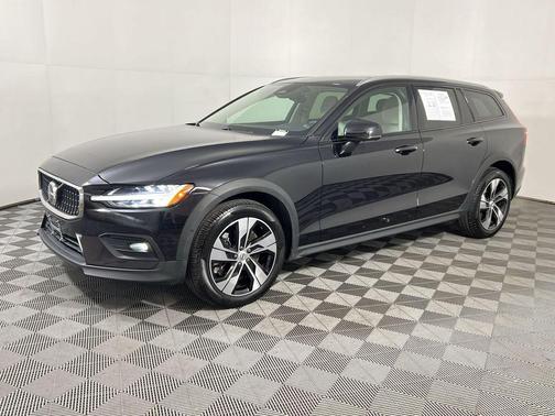 2024 Volvo V60 Cross Country B5 Plus