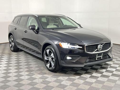 2024 Volvo V60 Cross Country B5 Plus
