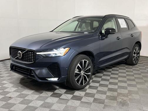2023 Volvo XC60 Plus Dark Theme