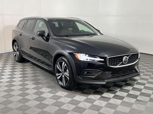 2025 Volvo V60 Cross Country Plus, B5 AWD Gas (mild hybrid)