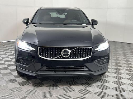 2025 Volvo V60 Cross Country Plus, B5 AWD Gas (mild hybrid)
