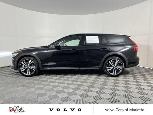 2025 Volvo V60 Cross Country Plus, B5 AWD Gas (mild hybrid)