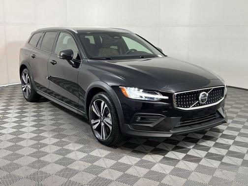 2025 Volvo V60 Cross Country Plus, B5 AWD Gas (mild hybrid)