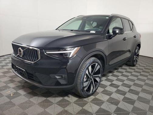 2025 Volvo XC40 B5 Plus Bright Theme