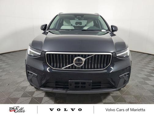 2025 Volvo XC40 B5 Plus Bright Theme