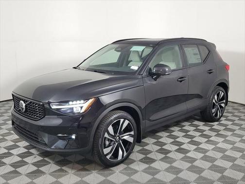 2025 Volvo XC40 B5 Plus Dark Theme