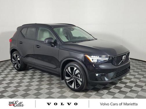 2025 Volvo XC40 B5 Plus Dark Theme