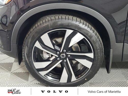 2025 Volvo XC40 B5 Plus Dark Theme