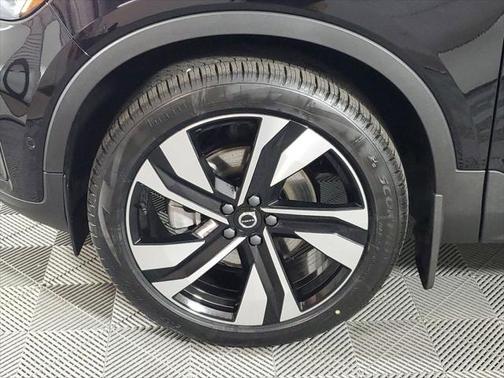 2025 Volvo XC40 B5 Plus Dark Theme