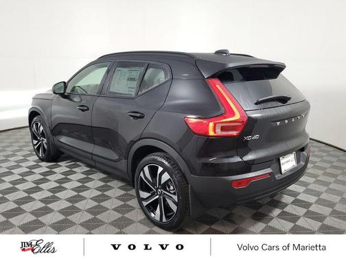 2025 Volvo XC40 B5 Plus Dark Theme