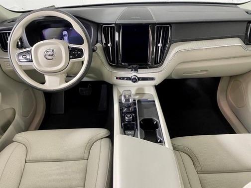Photo 2 of 18 of 2022 Volvo XC60 B5 Inscription