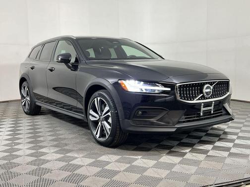 2025 Volvo V60 Cross Country B5 Plus