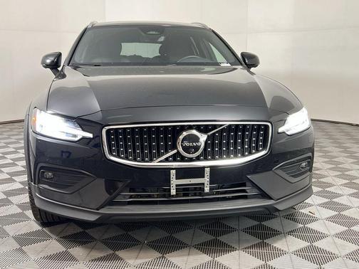 2025 Volvo V60 Cross Country B5 Plus