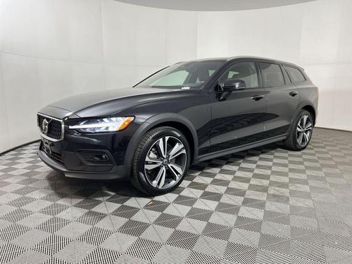 2025 Volvo V60 Cross Country B5 Plus