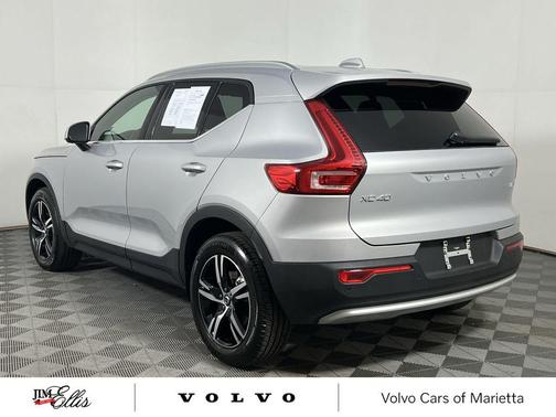 2025 Volvo XC40 B5 Core Bright Theme